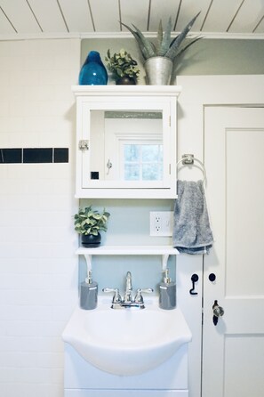 Combined shower/bathtub, hair dryer, towels, soap - Comfy Cozy Eclectic Home in West Asheville close to Downtown! (Asheville)