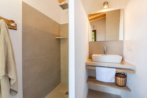 Shower, free toiletries, hair dryer, towels - Holiday Home “Little Paradise in Banyalbufar” with Ocean and Mountain View, Terrace & Wi-Fi (banyalbufar)