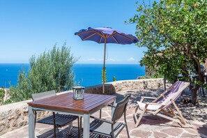 Outdoor dining - Holiday Home “Little Paradise in Banyalbufar” with Ocean and Mountain View, Terrace & Wi-Fi (banyalbufar)