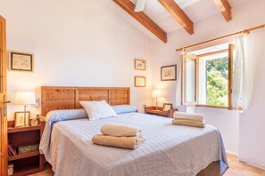 3 bedrooms, iron/ironing board, free WiFi, bed sheets