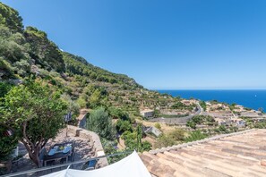 Outdoor dining - Holiday Home “Little Paradise in Banyalbufar” with Ocean and Mountain View, Terrace & Wi-Fi (banyalbufar)
