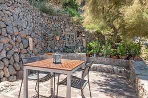 Outdoor dining - Holiday Home “Little Paradise in Banyalbufar” with Ocean and Mountain View, Terrace & Wi-Fi (banyalbufar)