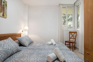 3 bedrooms, iron/ironing board, free WiFi, bed sheets - “Casa Vacacional en Caños de Meca” with Shared Pool (Caños de Meca)