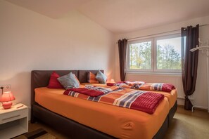 3 bedrooms, iron/ironing board, free WiFi, bed sheets - High-Quality Apartment “Ferienwohnung Steinhilber 1” (Eriskirch)