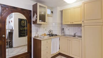 Kühlschrank, Mikrowelle, Herdplatte, Wasserkocher