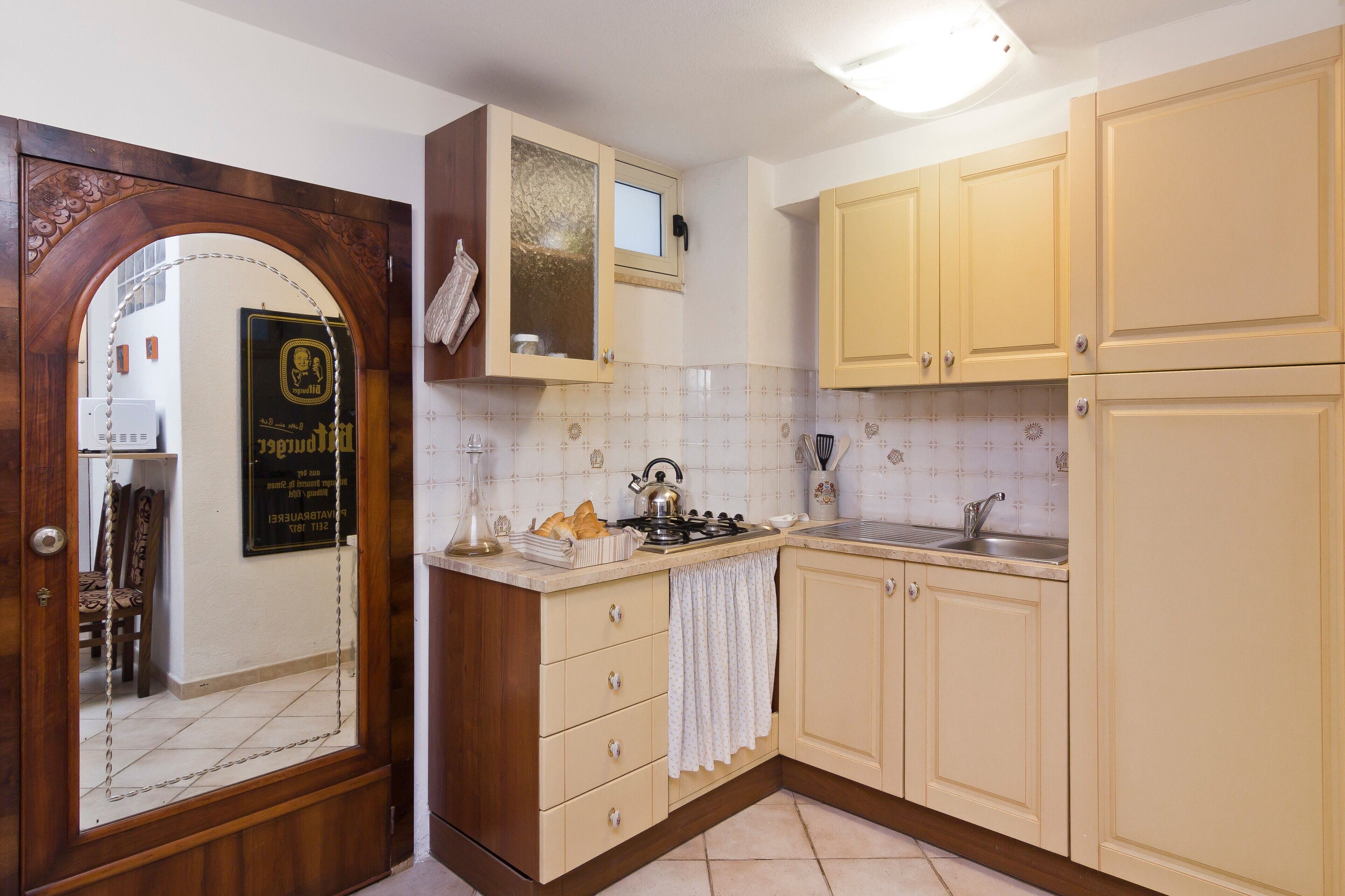 Una cocina con armarios de madera, estufa y lavabo.