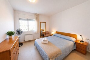 4 bedrooms, iron/ironing board, internet, bed sheets