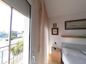 4 chambres, fer et planche à repasser, accès Internet, draps fournis