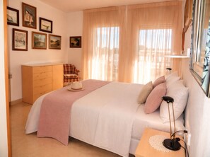 4 bedrooms, iron/ironing board, internet, bed sheets