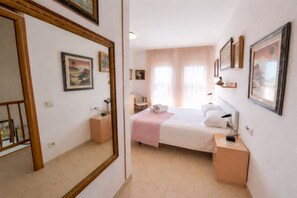 4 bedrooms, iron/ironing board, Internet, bed sheets