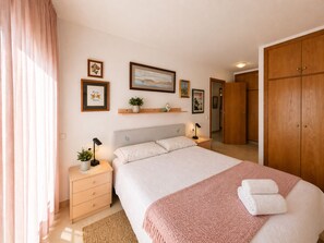 4 bedrooms, iron/ironing board, internet, bed sheets - Charming Sitges Apartment with Shared Pool & City Views (Sitges)