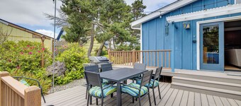 House w/ Hot Tub & Deck - Walk to Seaside Beach!