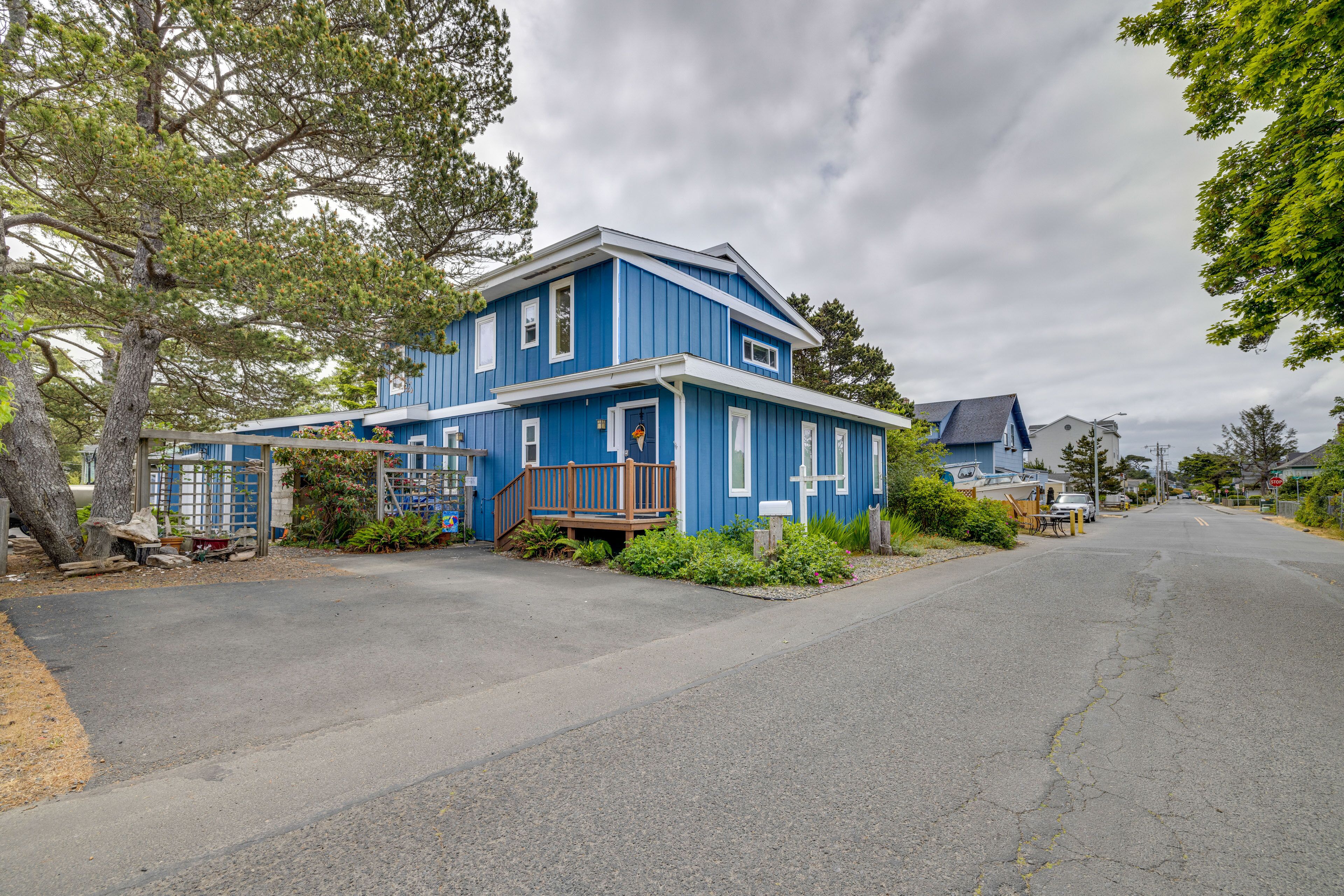 House w/ Hot Tub & Deck - Walk to Seaside Beach!