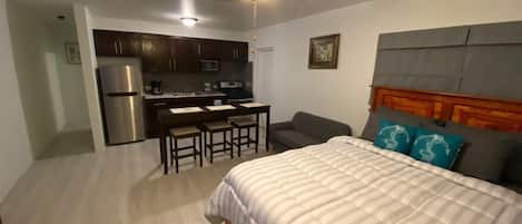 1 chambre, fer et planche Ă repasser, Wi-Fi, draps fournis