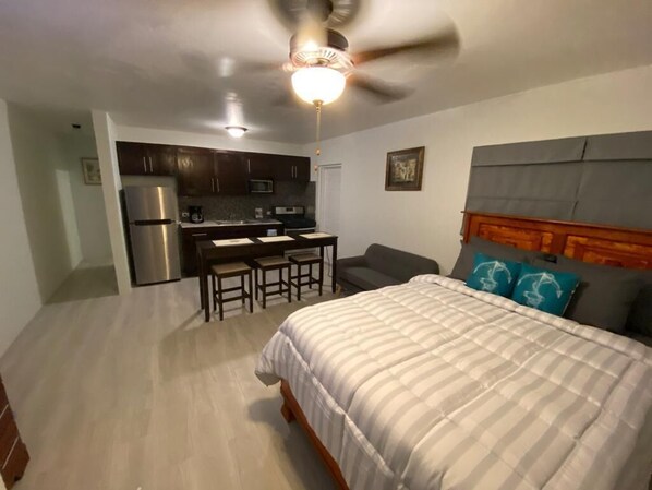 1 habitación, tabla de planchar con plancha, wifi y ropa de cama 