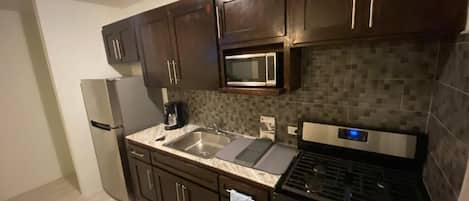 Køleskab, mikrobølgeovn, ovn, kogeplade