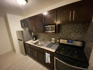 Refrigerador, microondas, horno y parrilla de estufa 