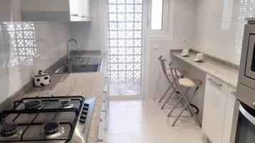 Een koelkast, een microgolfoven, een oven, een vaatwasser