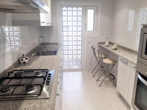 Jääkaappi, mikroaaltouuni, uuni, astianpesukone