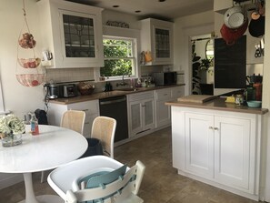 冰箱、微波炉、烤箱、炉灶