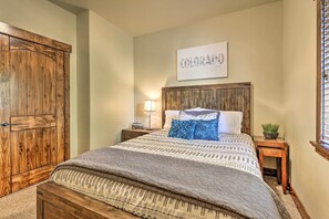3 bedrooms, desk, iron/ironing board, Internet - Walk to Main St & Marina: Grand Lake Cabin! (Grand Lake)