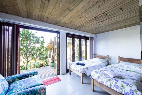 Ibiraquera Guest House: Beautiful villa with a pool and hot tub.