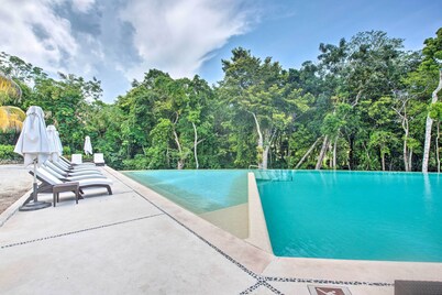 Penthouse w/ Infinity Pool & Golf Course in Akumal
