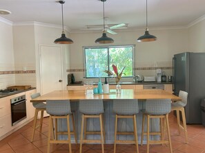 Kjøleskap, mikrobølgeovn, ovn og kokeplater