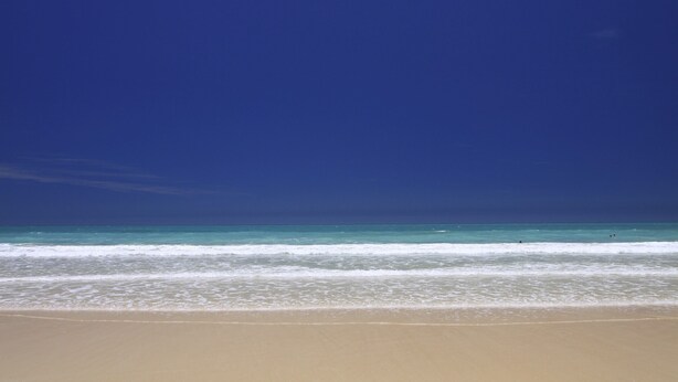 A beach with clear blue water and a sandy shore. - Cable Beach Haven - 3BR house with pool, 5 minutes walk to Cable Beach  (Cable Beach)