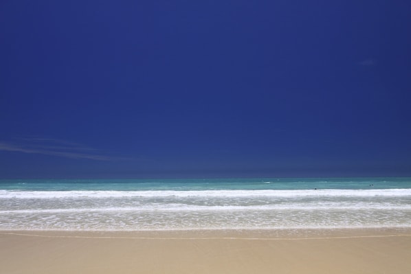 Nær stranden, solsenger og parasoller