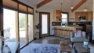 Jääkaappi, mikroaaltouuni, uuni, liesi