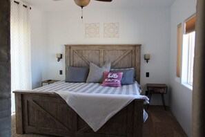 2 bedrooms, desk, iron/ironing board, travel crib - Little Ranch Home near National Parks & Lake Powell (Clark Bench)