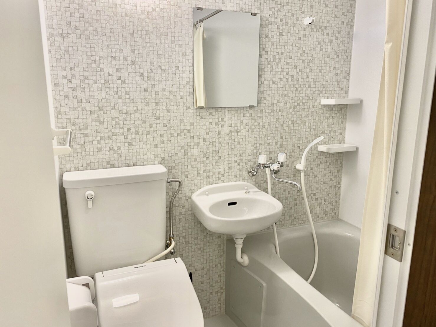 A bathroom with a toilet, sink, and bathtub.