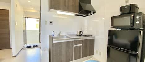 Studio (Apartment) | Cuisinette privée | Réfrigérateur, four à micro-ondes, surface de cuisson, cuiseur à riz