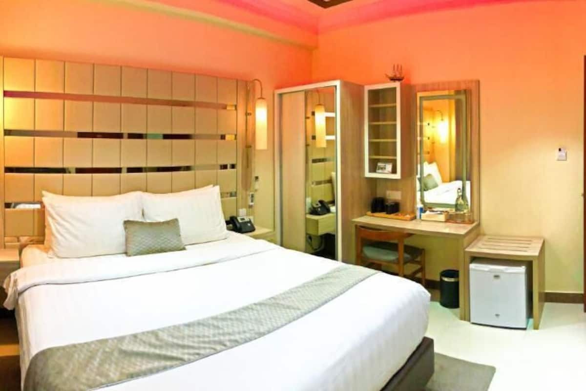 Superior Room | Bar mini, meja, ruang kerja komputer riba