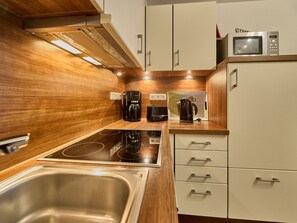 Geladeira, micro-ondas, fogão, lava-louças