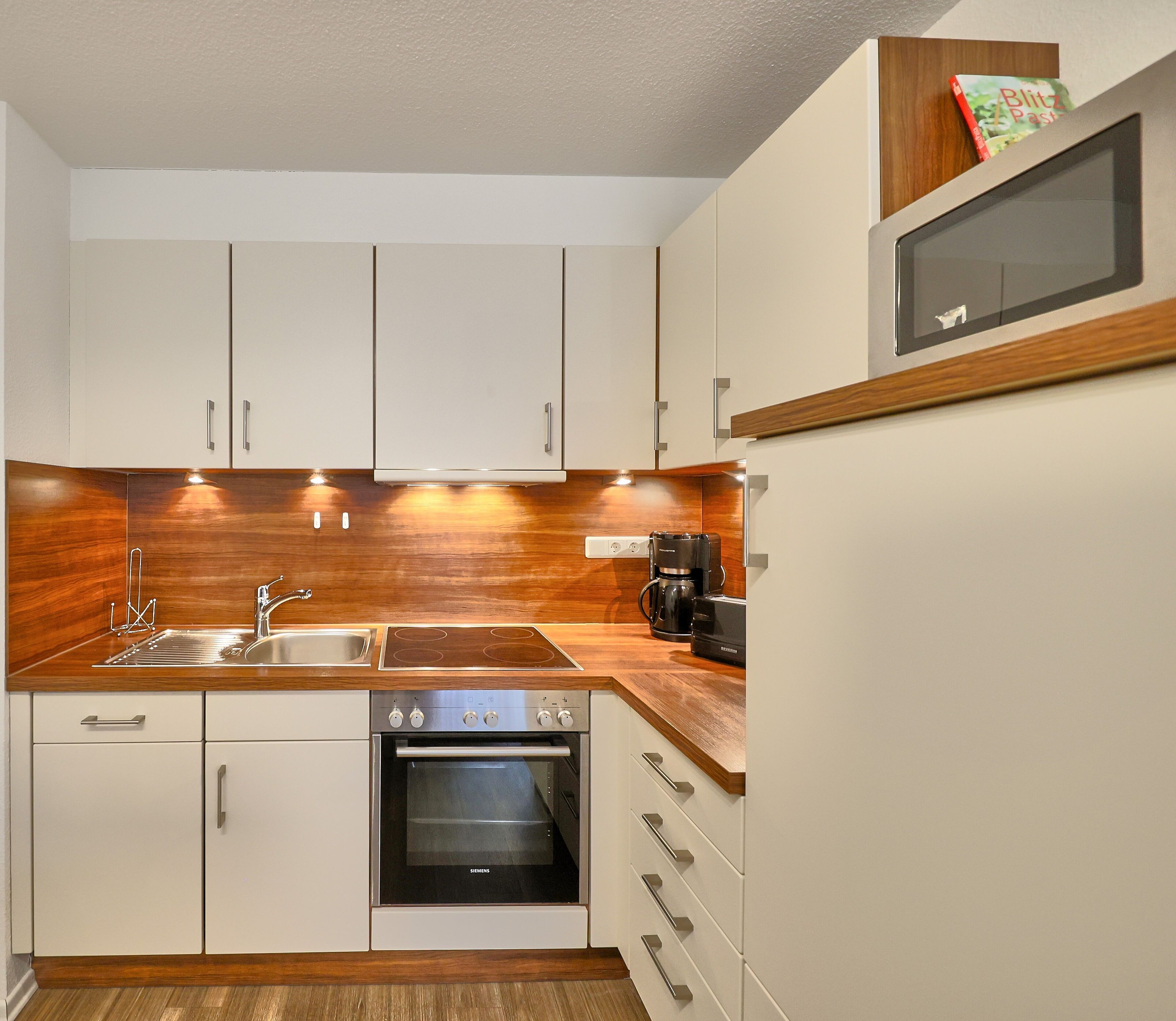 Kühlschrank, Mikrowelle, Ofen, Geschirrspüler