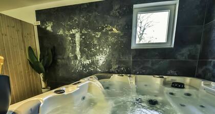 Schönes alleinstehendes Ferienhaus mit Klimaanlage, W-LAN, Whirlpool, privatem Pool, TV, Innenhof