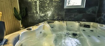 Stunning private villa with private pool, A/C, hot tub, WIFI, TV, patio, pets allowed and parking