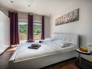 5 bedrooms, iron/ironing board, travel crib, free WiFi - Stunning private villa with WIFI, A/C, private pool, hot tub, TV, patio and pets allowed (Vodice)