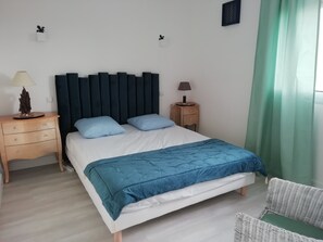 1 bedroom, iron/ironing board, travel cot, Internet