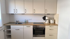 Kühlschrank, Ofen, Geschirrspüler, Wasserkocher mit Kaffee-/Teezubehör