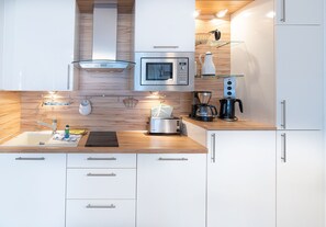 Køleskab, mikrobølgeovn, opvaskemaskine, kaffe-/temaskine