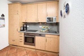 Kühlschrank, Mikrowelle, Ofen, Geschirrspüler