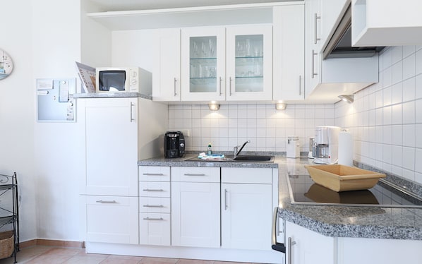 ثلاجة، ميكروويف، فرن، غسالة أطباق