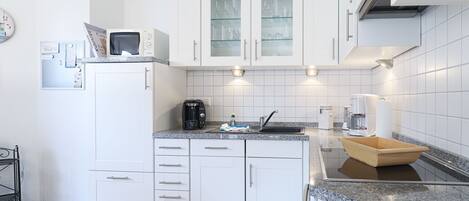 ثلاجة، ميكروويف، فرن، غسالة أطباق