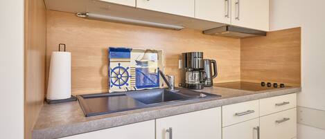 ثلاجة، فرن، غسالة أطباق، ماكينة لصنع القهوة/الشاي