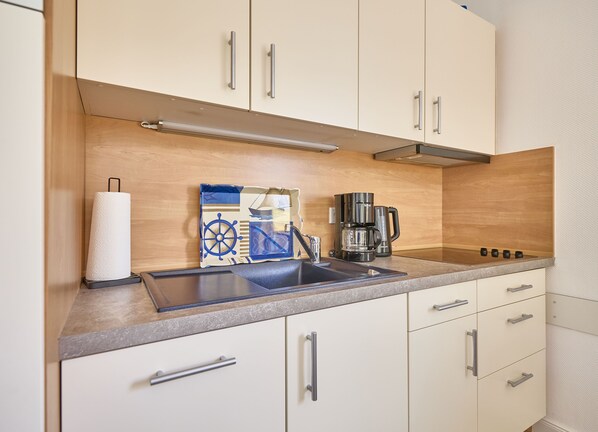 Kühlschrank, Ofen, Geschirrspüler, Wasserkocher mit Kaffee-/Teezubehör