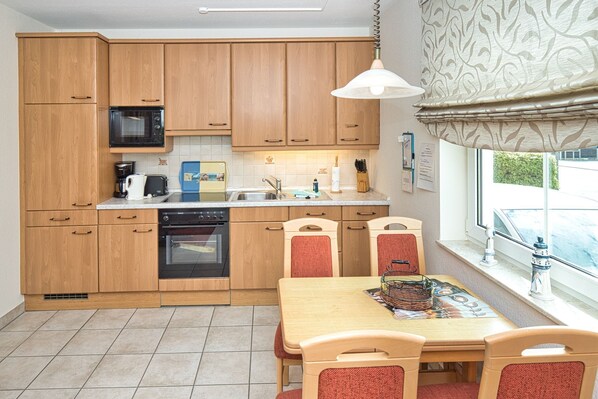 Køleskab, mikrobølgeovn, ovn, kaffe-/temaskine