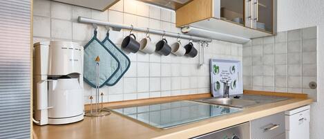 ثلاجة، ميكروويف، فرن، غسالة أطباق